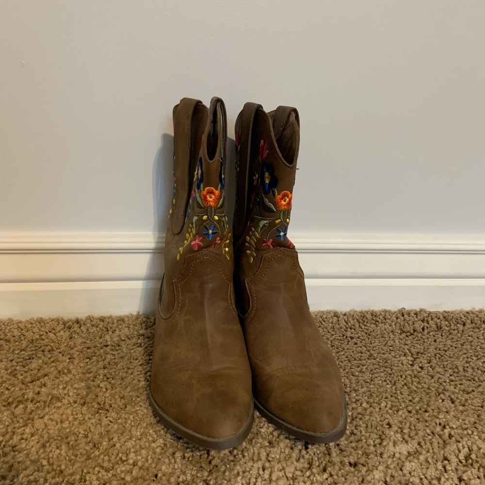 Brand: Call it SPRING, beautifully embroidered boots